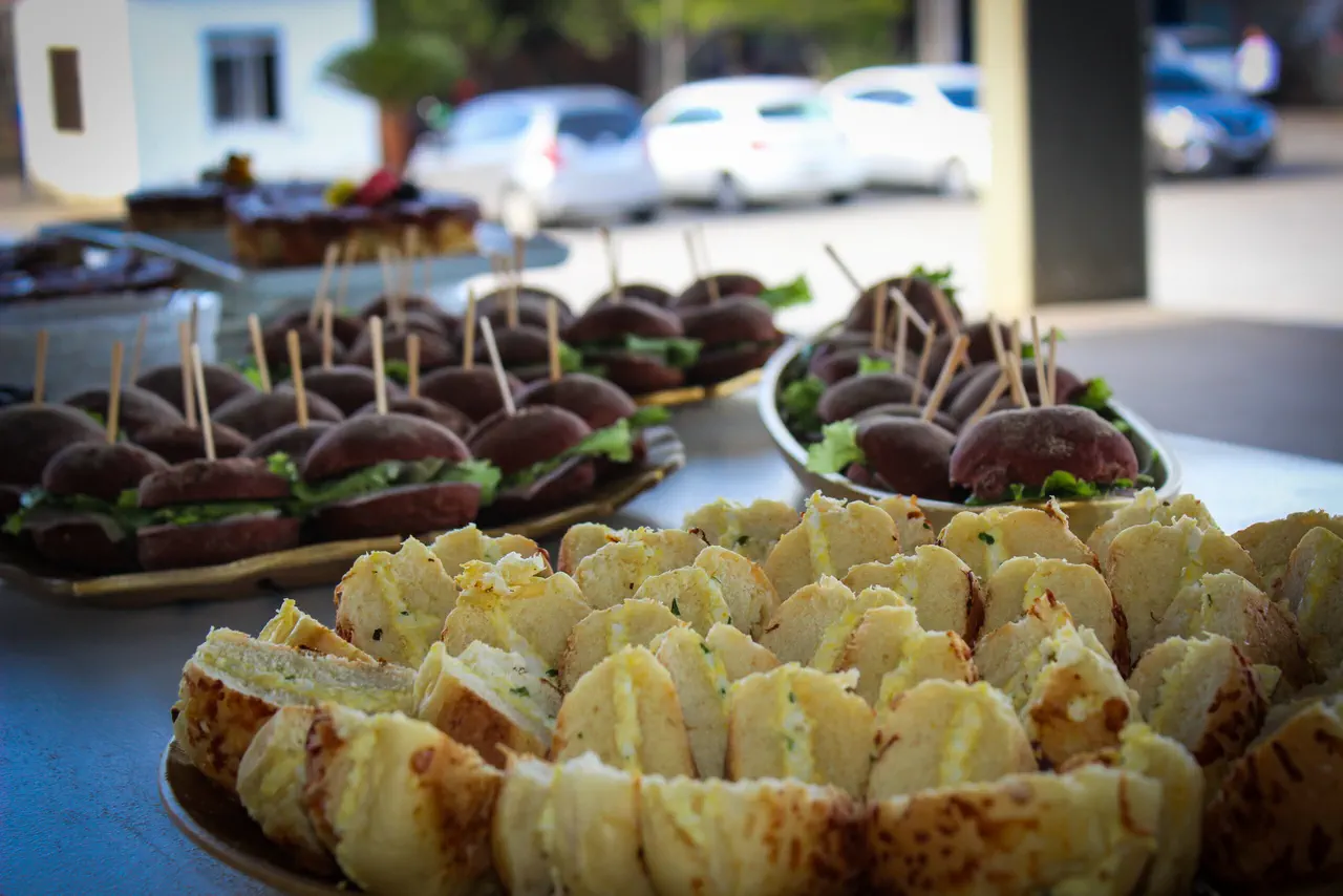 Coffee break corporativo com mini hambúrgueres e folhados