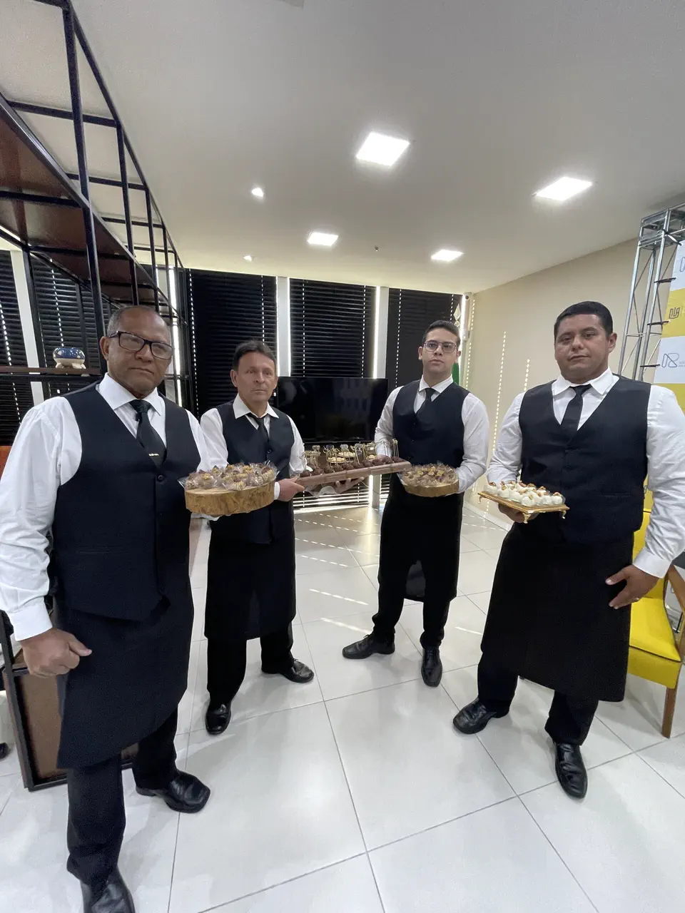 Garçons servindo