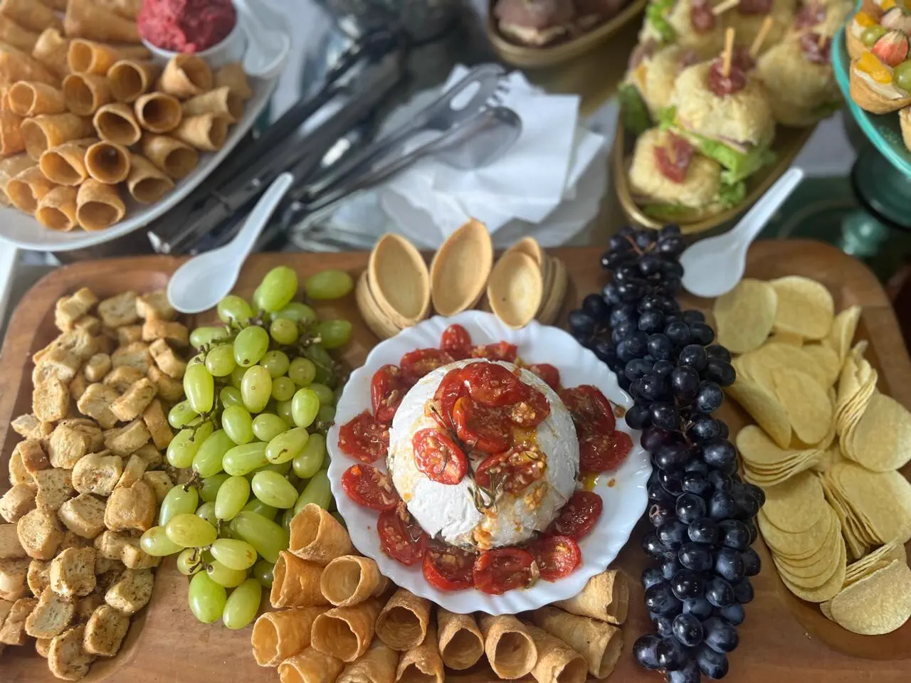 Mesa de frios com uvas e queijos