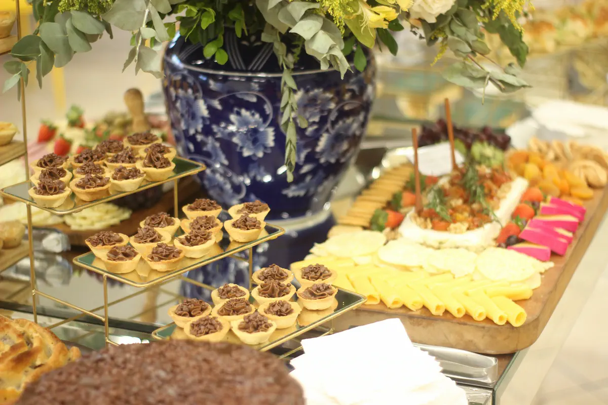 Mesa de doces e tortinhas montada pelo Dias de Festas
